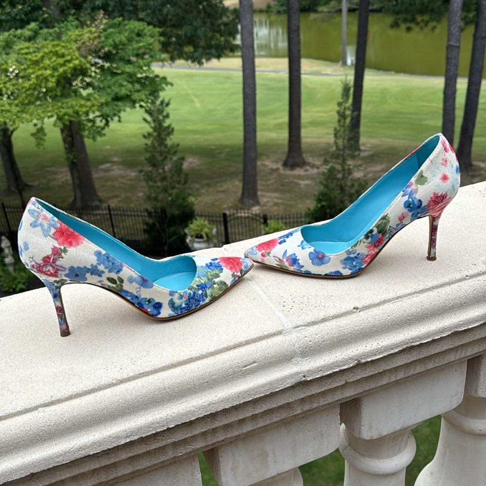 Fabulous Manila Blahnik spring and summer heels. Blue and pink floral pattern. - Picture 2 of 5
